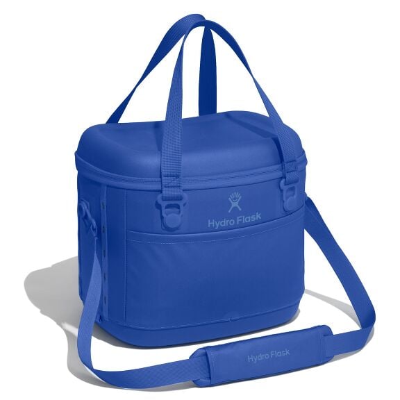 carryouttm-soft-cooler-15-l-n8 12pco382_carryout_cooler_15l_capri_blue_angled_1.jpg