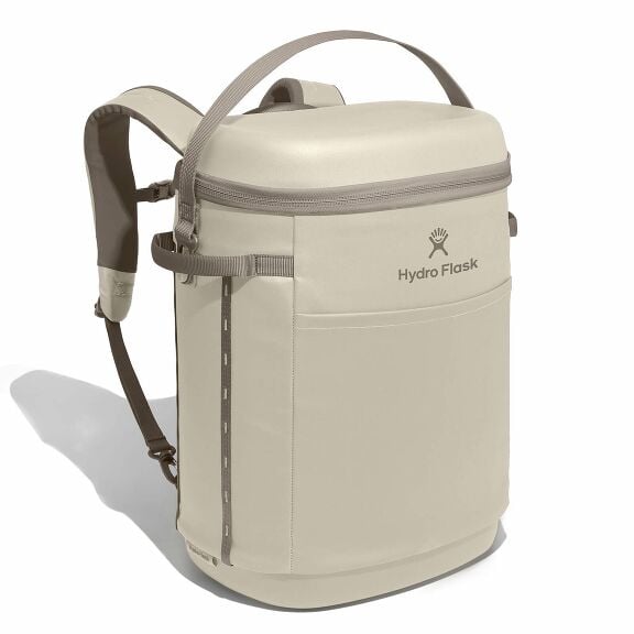 carryouttm-backpack-22-l-w7 18pco114-carryout-backpack-22l-oat-angled_1.jpg