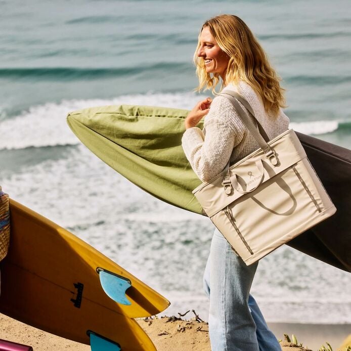 carryouttm-soft-cooler-tote-20-l-u9 hf_carryout_bouwer_d1_l1_torrey_pines_lifestyle_1142_1_1.jpg