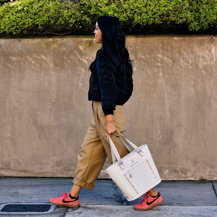 carryouttm-soft-cooler-tote-10-l-g3 hf_carryout_bouwer_d2_l1_stone_steps_0131_3.jpg